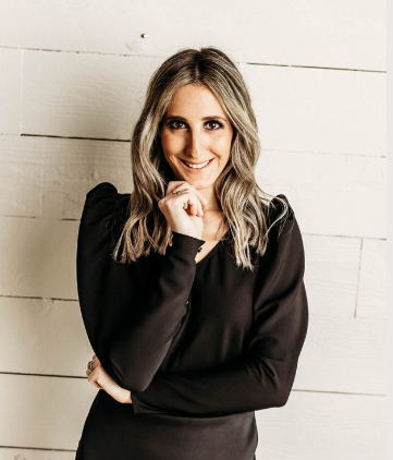 Marisa Lonic is a keynote speaker, life & business coach, author, top-rated podcast host and the founder of Mama Work It.